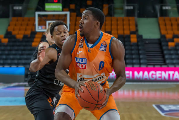 何在激烈竞 何在激烈竞